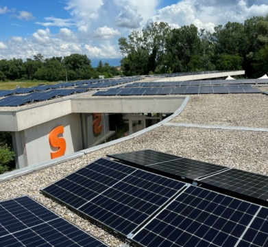 Panneaux photovoltaïque sur le toit du campus Skipper